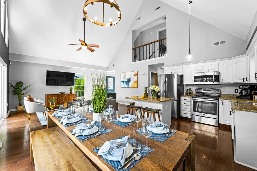 Escape to a quiet cove at Blue Wing Bay StayLakeNorman. 
