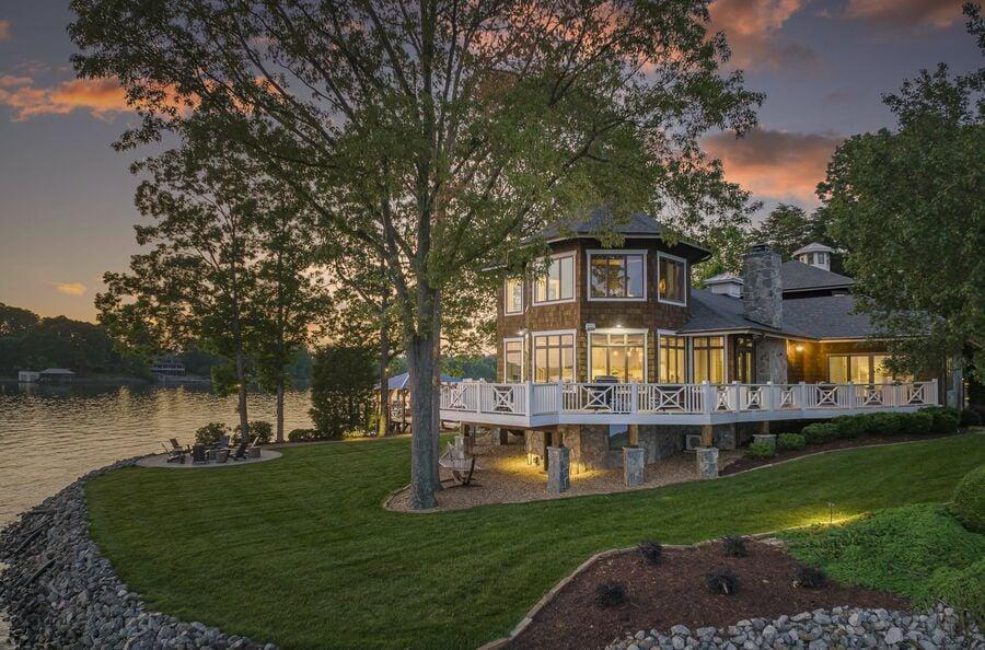 Where to stay on Lake Norman if you are traveling with a big group. 