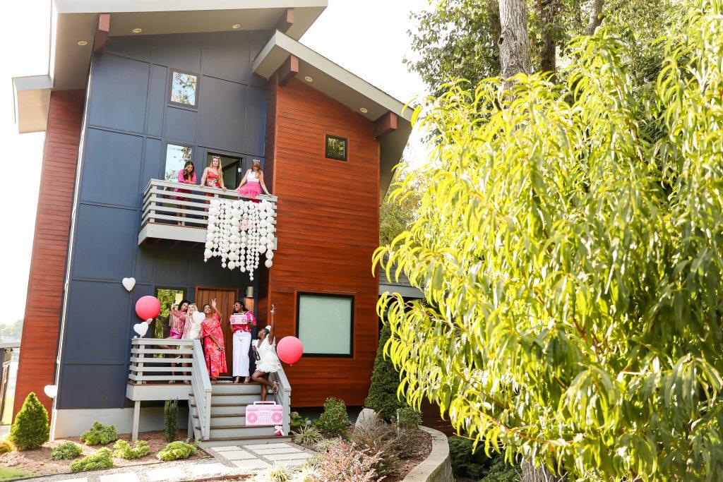 StayLakeNorman luxury waterfront vacation rentals are the perfect setting for your luxury bachelorette experience.