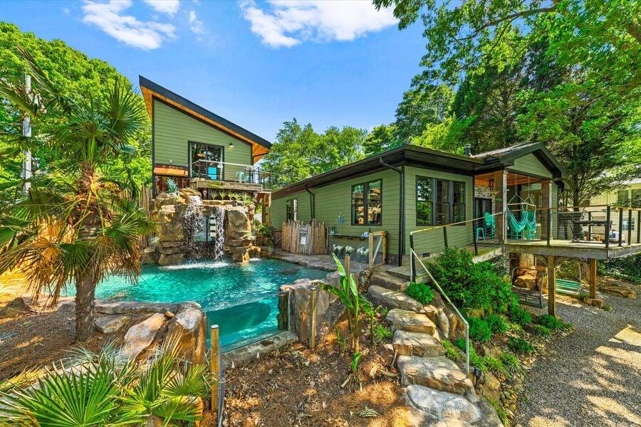 A true tropical oasis in Lake Norman, NC. Nancy Key is the perfect hidden gem for your next summer getaway. 