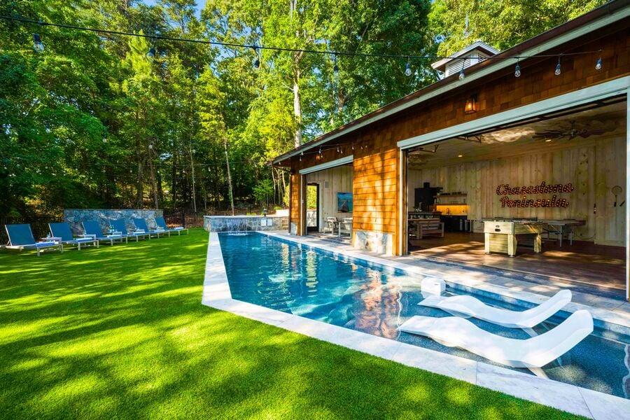 Have an unforgettable summer getaway at StayLakeNorman's The Chasestone! 